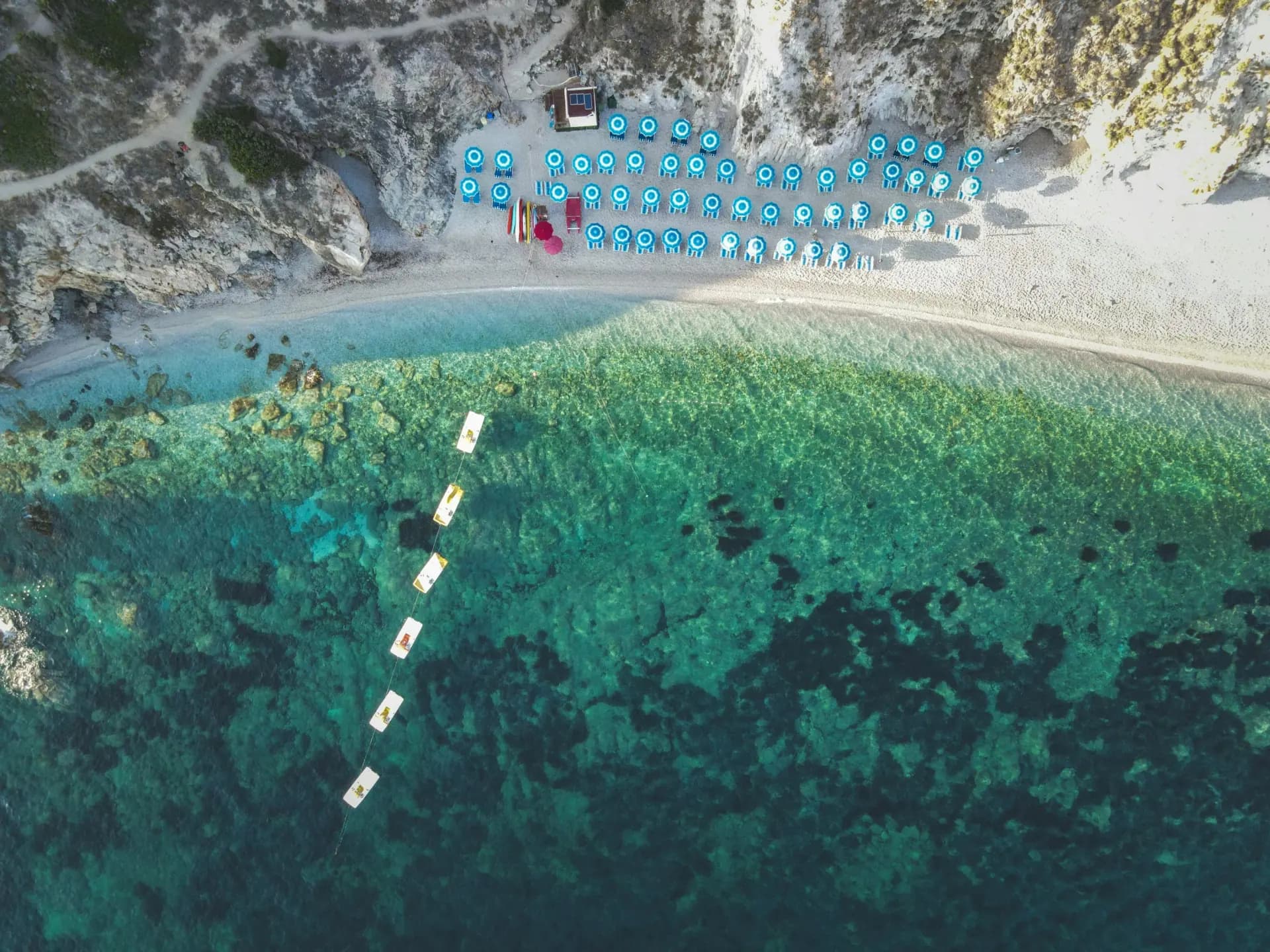 Playa tropical para inspirar un viaje con Mitiquete